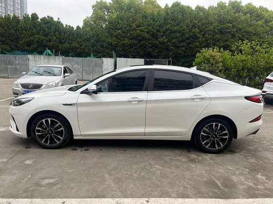 Deuxième main 2020 JAC J7 A5 1.5T 2 roues motrices voiture d'occasion 5 portes 5 sièges 50-80L capacité du réservoir de carburant