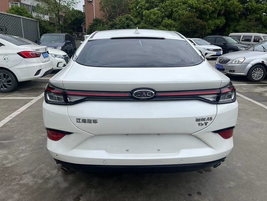 Deuxième main 2020 JAC J7 A5 1.5T 2 roues motrices voiture d'occasion 5 portes 5 sièges 50-80L capacité du réservoir de carburant