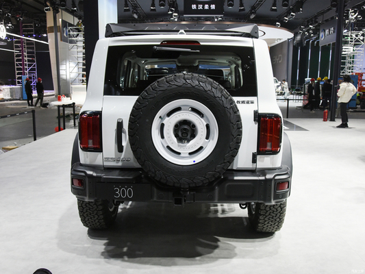 2023 GWM Tank tout-terrain 300 SUV Voiture 2.0T essence 4 roues motrices équipées de phares LED