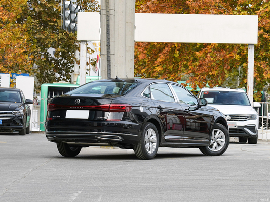 2024 Volkswagen Passat 280TSIM Business Edition 4 portes 5 sièges berline avec support de toit