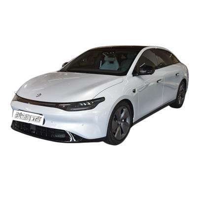 Grandes voitures électriques avec pneus de taille R18