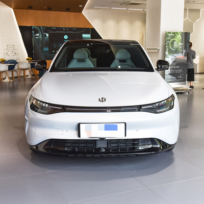 Grandes voitures électriques avec pneus de taille R18