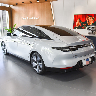 Grandes voitures électriques avec pneus de taille R18