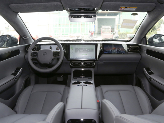 Grandes voitures électriques avec pneus de taille R18