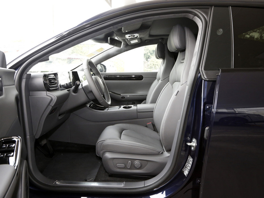 Grandes voitures électriques avec pneus de taille R18