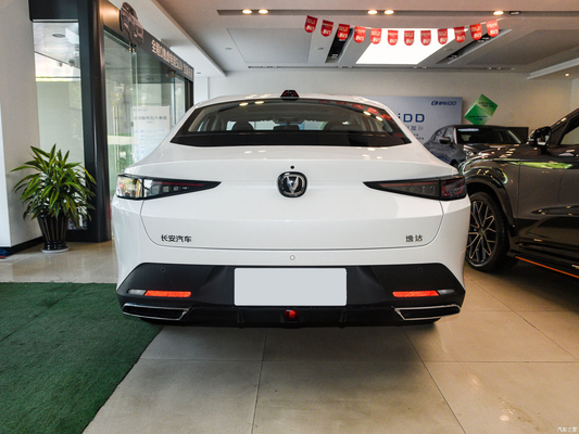 2023 Changan Lamore Blue Whale NE1.5T GDI DCT Sedan TPMS pour une conduite sûre et en douceur