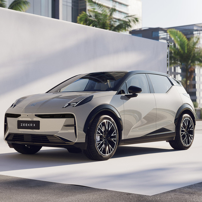 À gauche 2023 Geely Zeekr X You voiture électrique 4 roues motrices avec une autonomie de 500 km et 4 sièges