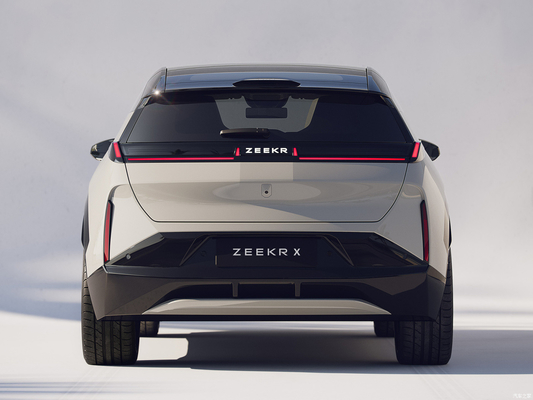 À gauche 2023 Geely Zeekr X You voiture électrique 4 roues motrices avec une autonomie de 500 km et 4 sièges