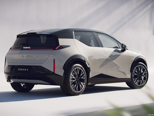 À gauche 2023 Geely Zeekr X You voiture électrique 4 roues motrices avec une autonomie de 500 km et 4 sièges