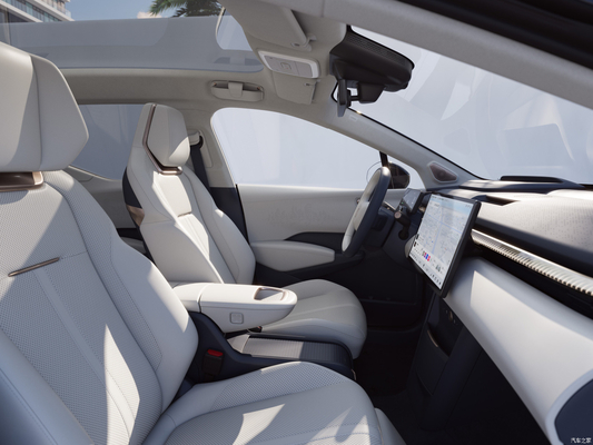 À gauche 2023 Geely Zeekr X You voiture électrique 4 roues motrices avec une autonomie de 500 km et 4 sièges