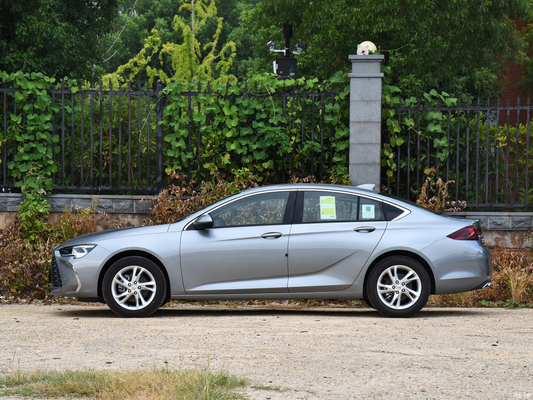 4904*1863*1461mm 2024 Buick Regal 25T Super Edition 4 portes 5 places voiture à essence avec ESC