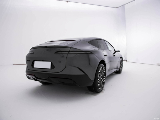 Modèle 2023 Avatar 12 SUV à double moteur et 425 kW de puissance totale lancé par Huawei Changan