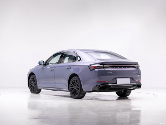 À gauche 2013 EXEED L Zhiqing 1.5T hybride avec 80KM CLTC et autonomie électrique pure