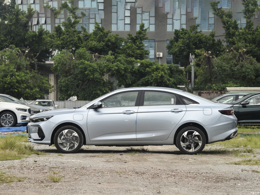 Geely Emgrand L HiP Hybrid 5 places Sedan 100KM Autonomie électrique 5 places à gauche