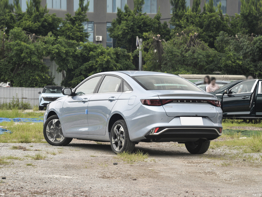 Geely Emgrand L HiP Hybrid 5 places Sedan 100KM Autonomie électrique 5 places à gauche