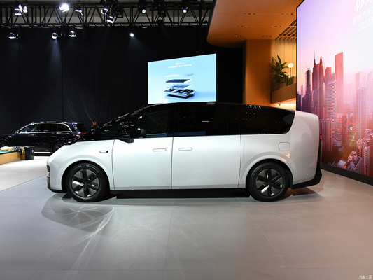 2023 MAX MPV Li Mega Auto EVC Car avec une puissance totale du moteur de 400 kW et une portée de 700 km CLTC