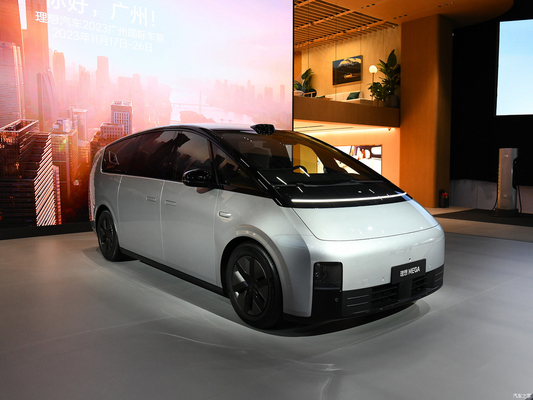 2023 MAX MPV Li Mega Auto EVC Car avec une puissance totale du moteur de 400 kW et une portée de 700 km CLTC
