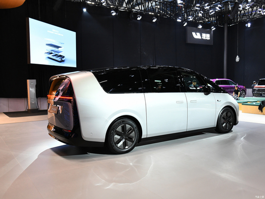 2023 MAX MPV Li Mega Auto EVC Car avec une puissance totale du moteur de 400 kW et une portée de 700 km CLTC