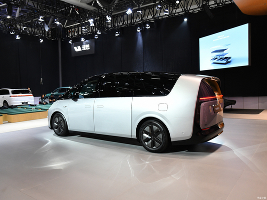 2023 MAX MPV Li Mega Auto EVC Car avec une puissance totale du moteur de 400 kW et une portée de 700 km CLTC