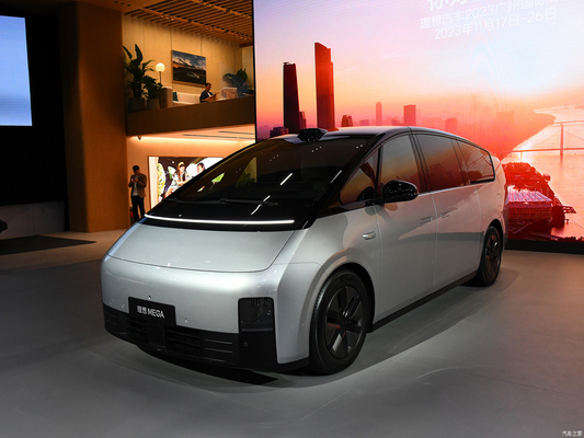 2023 MAX MPV Li Mega Auto EVC Car avec une puissance totale du moteur de 400 kW et une portée de 700 km CLTC