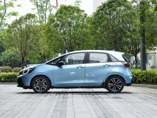Honda Fit Compact 2023 2WD 1.5L CVT, édition tendance, porte-bagages avec un design tendance.