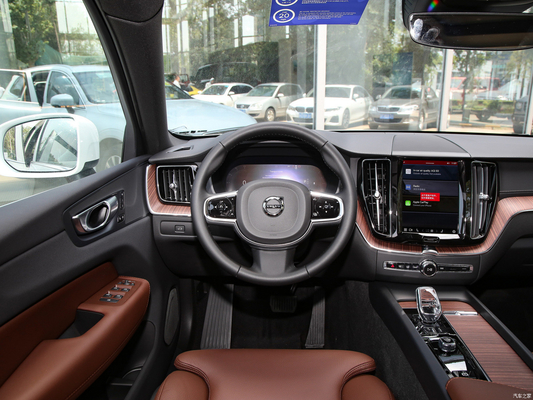 2024 Volvo XC60 B5 48V hybride léger 4 roues motrices SUV de luxe de taille moyenne avec 5 sièges et 6 airbags
