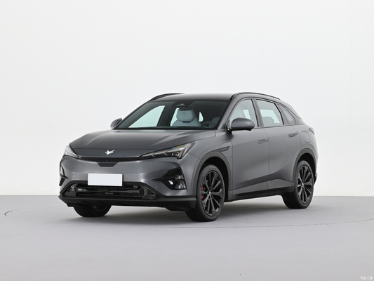 Le puissant ARCFOX Alpha T5 MAX est un SUV purement électrique avec une autonomie de 660 km et une puissance de moteur de 200 kW.