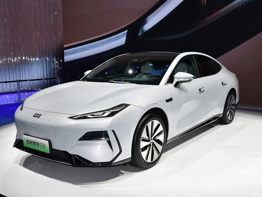 Energy Electric Geely Galaxy E8 voiture 4 portes 5 places avec 200 kW de puissance et intérieur spacieux