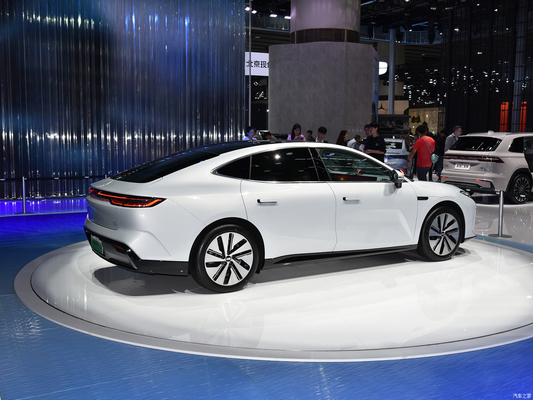 Energy Electric Geely Galaxy E8 voiture 4 portes 5 places avec 200 kW de puissance et intérieur spacieux