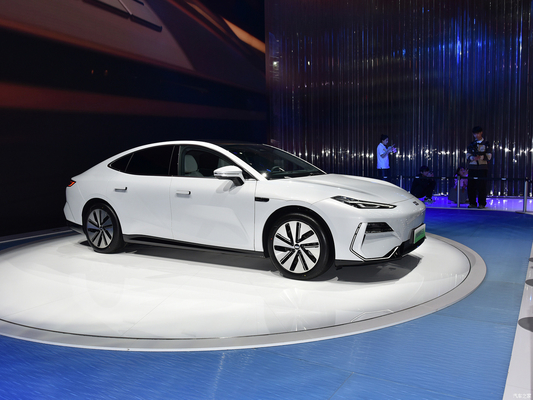 Energy Electric Geely Galaxy E8 voiture 4 portes 5 places avec 200 kW de puissance et intérieur spacieux