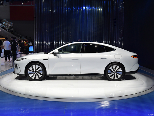Energy Electric Geely Galaxy E8 voiture 4 portes 5 places avec 200 kW de puissance et intérieur spacieux