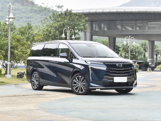 Un véhicule hybride à 5 portes et 7 places de taille moyenne Trumpchi E8 Max PHEV avec une autonomie de 150 km