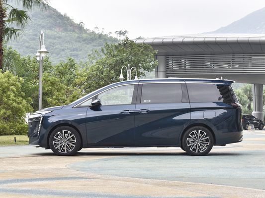 Un véhicule hybride à 5 portes et 7 places de taille moyenne Trumpchi E8 Max PHEV avec une autonomie de 150 km
