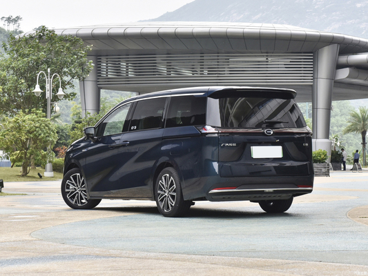 Un véhicule hybride à 5 portes et 7 places de taille moyenne Trumpchi E8 Max PHEV avec une autonomie de 150 km