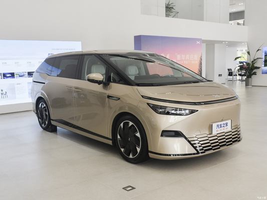 Comme l'image Xpeng X9 2024 modèle 702 super longue durée de vie de la batterie PRO avec 235 kW de puissance totale du moteur
