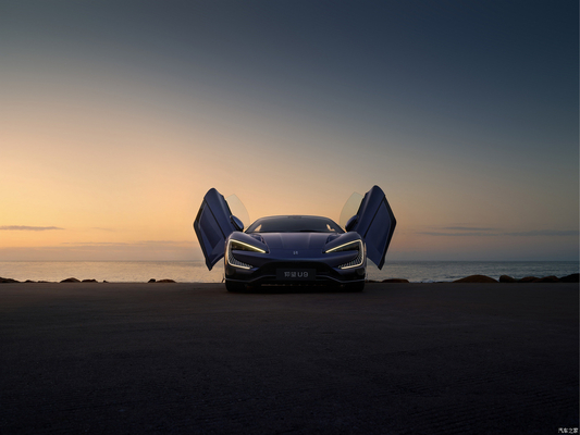 Découvrez l'excitation de la 2024 Yangwang U9 de BYD, voiture de sport à deux portes et à deux places.