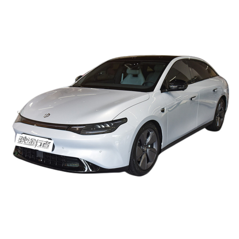 Grandes voitures électriques avec pneus de taille R18