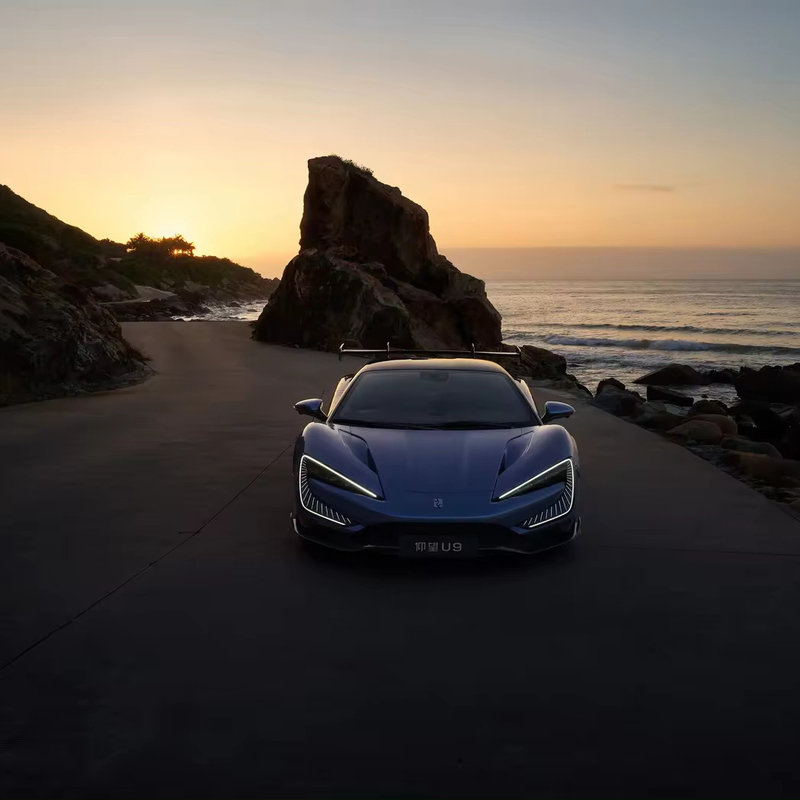 Découvrez l'excitation de la 2024 Yangwang U9 de BYD, voiture de sport à deux portes et à deux places.